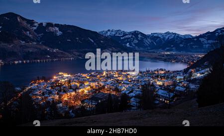 Vista serale della città innevata di Zell am See nel Salzburger Land, Austria Foto Stock