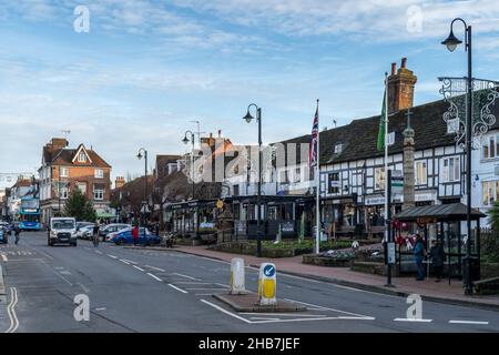 EAST GRINSTEAD, WEST SUSSEX, Regno Unito - DICEMBRE 9 : Vista di High Street in East Grinstead il 9 Dicembre 2021. Persone non identificate Foto Stock