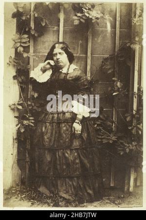 Ritratto di Caroline Asser in un giardino, Eduard Isaac Asser, Amsterdam, c.. 1853, carta, stampa su carta salata, altezza 132 mm x larghezza 83 mm Foto Stock