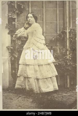 Ritratto di una giovane donna in un giardino, Eduard Isaac Asser, Amsterdam, c.. 1853, carta, stampa su carta salata, altezza 122 mm x larghezza 84 mm Foto Stock