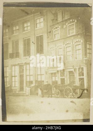 Vista del Grote Houtstraat a Haarlem, all'angolo Verwulft, con il negozio di Van der Pigge, di fronte a cui un cavallo e cart, Eduard Isaac Asser, Amsterdam, c.. 1847, carta, stampa su carta salata, altezza 168 mm x larghezza 129 mm Foto Stock