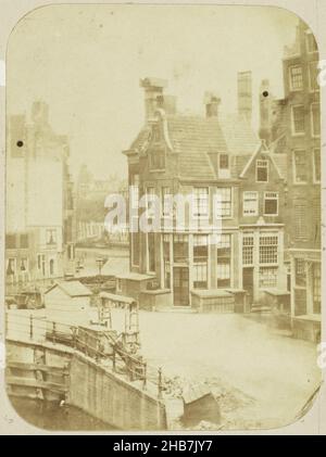 Vista dell'angolo di Muntplein e Reguliersbreestraat ad Amsterdam dalla casa del fotografo, vista dalla casa del fotografo, Singel 548, all'ingresso di Reguliersbreestraat con l'angolo di casa Reguliersbreestraat 2 all'estrema destra e numeri 3 e 1 di fronte alla strada. Parte del Logement Rondeel può essere visto all'estrema sinistra., Eduard Isaac Asser, Amsterdam, c.. 1852 - c. 1857, carta, stampa su carta salata, altezza 141 mm x larghezza 105 mm Foto Stock