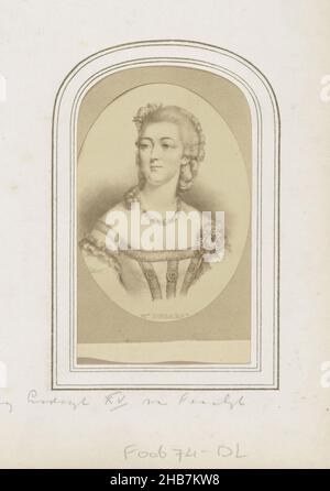 Fotoreproduzione di (presumibilmente) un ritratto dipinto di Madame du Barry, padrona del re Luigi XV di Francia, Mme. Dubarry (titolo su oggetto), parte dell'album fotografico contenente 123 cartes-de-visite di membri di case reali europee, politici e personaggi famosi., anonimo, anonimo, 1855 - 1880, cartone, carta, stampa albume, altezza 83 mm x larghezza 57 mm altezza 105 mm x larghezza 63 mm Foto Stock