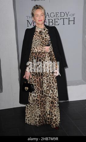 Los Angeles, Stati Uniti. 16th Dic 2021. Sharon Stone agli arrivi per LA TRAGEDIA di MACBETH Premiere, Directors Guild of America DGA Theatre Complex, Los Angeles, CA 16 dicembre 2021. Credit: Elizabeth Goodenough/Everett Collection/Alamy Live News Foto Stock