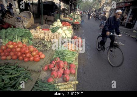 Un mercato di verdure un vicolo al quartiere musulmano nella Città Vecchia di Xian nella Provincia di Shaanxi in Cina. Cina, Xian, ottobre 1997 Foto Stock