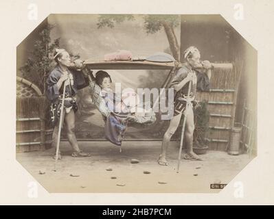 Donna giapponese in una sedia berlina con due facchini, Sedan Chair (titolo su oggetto), parte di album fotografico di registrazioni di immagini in Giappone e ritratti in studio., Raimund von Stillfried-Ratenitz (attribuito a), Giappone, c.. 1870 - c. 1880, supporto fotografico, vernice (rivestimento), stampa albume, altezza 198 mm x larghezza 267 mm Foto Stock