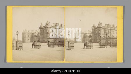 Vista del Palazzo di Holyroodhouse a Edimburgo, Holyrood Palace (titolo sull'oggetto), George Washington Wilson (menzionato sull'oggetto), Edimburgo, c.. 1850 - c. 1880, cartone, stampa albume, altezza 85 mm x larghezza 170 mm Foto Stock