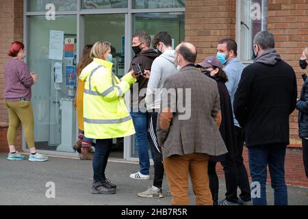 Hereford, Herefordshire, Regno Unito - Venerdì 17th Dicembre 2021 - la gente accoda pazientemente indossando le mascherine ad una sessione di vaccinazione del Covid 19 del walk-in alla casa di Elgar in Hereford, aperta oggi dalle 1pm alle 6,30pm. Foto Steven Maggio / Alamy Live News Foto Stock