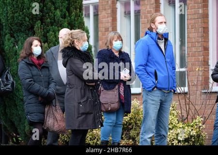 Hereford, Herefordshire, Regno Unito - Venerdì 17th Dicembre 2021 - la gente accoda pazientemente indossando le mascherine ad una sessione di vaccinazione del Covid 19 del walk-in alla casa di Elgar in Hereford, aperta oggi dalle 1pm alle 6,30pm. Foto Steven Maggio / Alamy Live News Foto Stock