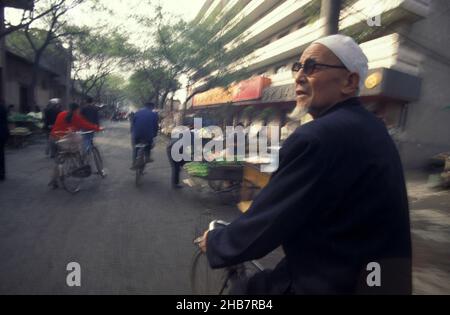 Una bicicletta in un vicolo del quartiere musulmano nella Città Vecchia di Xian nella Provincia di Shaanxi in Cina. Cina, Xian, ottobre 1997 Foto Stock