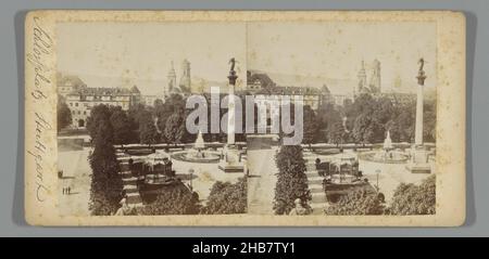 Vista dello Schlossplatz di Stoccarda, Ludwig Schaller (citato in oggetto), Stoccarda, 1860 - 1880, cartoncino, stampa albume, altezza 85 mm x larghezza 170 mm Foto Stock