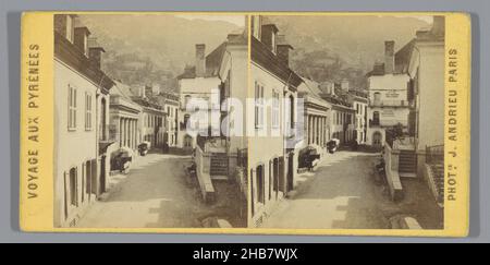 Vista di una strada in Luz-Saint-Sauveur, Thermes et rue de Saint-Sauveur (titolo sull'oggetto), Voyage aux Pyrénées (titolo della serie), Jean Andrieu (menzionato sull'oggetto), Luz-Saint-Sauveur, 1862 - 1876, cartone, stampa albume, altezza 85 mm x larghezza 170 mm Foto Stock