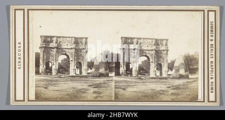 Vista dell'Arco di Costantino a Roma, Arco di Costantino presso dal Colosseo (Roma) (titolo sull'oggetto), Siracusa (titolo della serie sull'oggetto), Sommer & Behles (menzionato sull'oggetto), Roma, c.. 1860 - c. 1880, supporto fotografico, cartone, stampa albume, altezza 85 mm x larghezza 176 mm Foto Stock