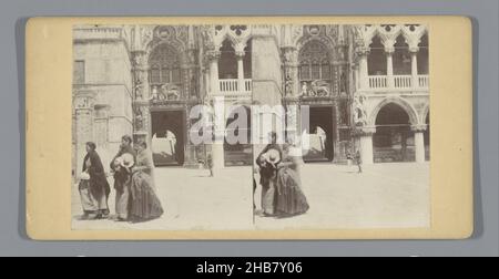 Vista della porta della carta del Palazzo Ducale a Venezia, con tre donne in primo piano, anonima, San Marcoplein, c.. 1850 - c. 1880, cartone, stampa albume, altezza 85 mm x larghezza 170 mm Foto Stock