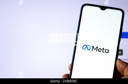 Meta piattaforma sullo smartphone con schermo bianco sullo sfondo, multinazionale americana conglomerato tecnologico Foto Stock
