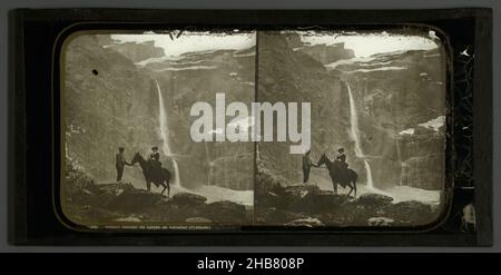 Donna su un cavallo con un assistente di fronte alla cascata del Cirque de Gavarnie nei Pirenei, Francia, Grande Cascade du Cirque de Gavarnie (Pirenei) (titolo sull'oggetto), Ferrier Père-Fils et Soulier (possibilmente), Claude-Marie Ferrier (possibilmente), Cirque de Gavarnie, 1860 - 1870, vetro, zegel rand: slitta, altezza 84 mm x larghezza 170 mm Foto Stock