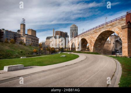 Skyline di Minneapolis, Stone Arch Bridge, percorso ciclabile. Minnesota Foto Stock