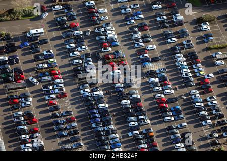 Vista aerea delle auto parcheggiate in un parco di vendita al dettaglio in Inghilterra, Regno Unito Foto Stock