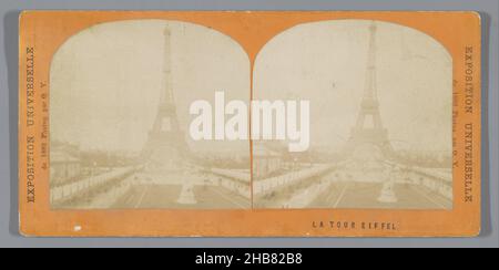 Torre Eiffel alla Fiera Mondiale del 1889, la Tour Eiffel (titolo sull'oggetto), esposizione Universelle de 1889 (titolo della serie sull'oggetto), Jules Hippolyte Queval (menzionato sull'oggetto), Parigi, 1889, cartone, carta, stampa albume, altezza 87 mm x larghezza 178 mm Foto Stock