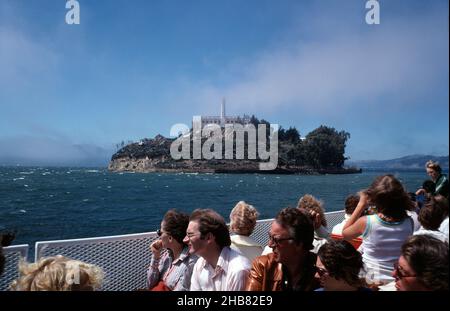 USA. California. San Francisco. Turisti che guardano Alcatraz da una barca. Foto Stock