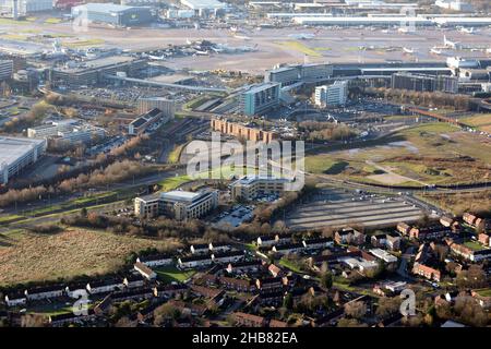 Vista aerea del Manchester Business Park con l'aeroporto di Mnahcester sullo sfondo Foto Stock