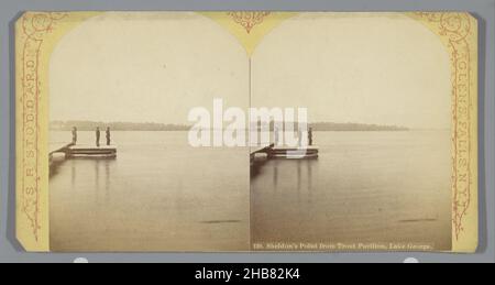 Tre uomini su Sheldon Point guardare fuori su Lake George, visto da Trout Pavillion, Sheldon's Point da Trout Pavillon, Lake George (titolo su oggetto), Seneca Ray Stoddard (menzionato su oggetto), Lake George, 1870 - 1890, cartone, carta, stampa albume, altezza 91 mm x larghezza 176 mm Foto Stock