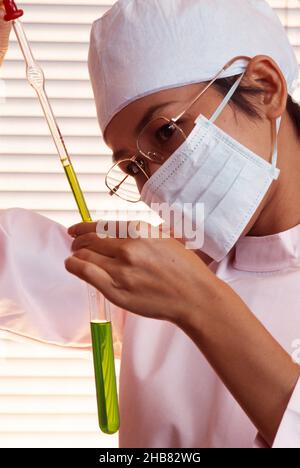 Giappone. Primo piano della giovane donna che lavora nel laboratorio dei biocarburanti. Foto Stock