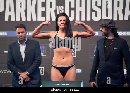 Sandy Ryan durante un pesare in presso l'Albert Hall, Manchester. Data immagine: Venerdì 17 dicembre 2021. Vedi la storia della Pennsylvania BOXING Manchester. Il credito fotografico dovrebbe leggere: Anthony Devlin/PA Wire. RESTRIZIONI: L'uso è soggetto a restrizioni. Solo per uso editoriale, nessun uso commerciale senza previo consenso da parte del titolare dei diritti. Foto Stock