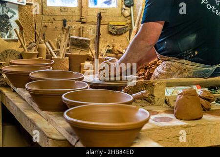 Poterie NON a Mas-Saintes-Puelles, Francia. Cassole è lo stampo ceramico di terra in cui viene preparato il cassoulet. Cassoulet è un pasto comune. Popolare è la dimensione per 8 persone. La formazione di una cassola richiede circa 10 minuti. Le maniglie vengono inserite e viene inserito il timbro dell'azienda. Foto Stock