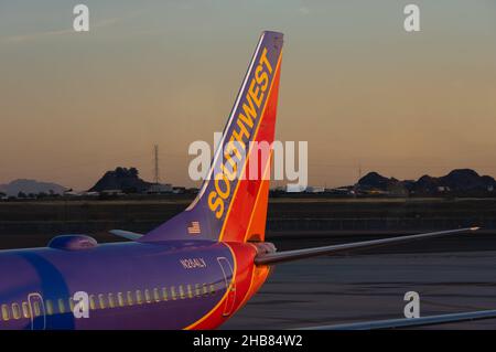 Coda dell'aeromobile, Southwest Airlines Boeing 737-7H4 con registrazione N264, mostrata in un cancello all'aeroporto internazionale Sky Harbor di Phoenix, Arizona. Foto Stock