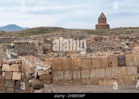 Rovine della città medievale armena Ani ora situato in Turchia. Sullo sfondo la Chiesa di San Gregorio degli Abughamrents Foto Stock