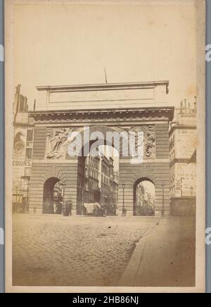 Vista della Porte Saint-Martin a Parigi, anonima, Parigi, 1860 - 1890, cartone, stampa albume, altezza 163 mm x larghezza 110 mm Foto Stock