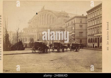 Vista dell'Anhalter Bahnhof a Berlino, Der Anhalter Bahnhof (titolo sull'oggetto), Berlino und Umgebung (titolo della serie sull'oggetto), Sophus Williams (menzionato sull'oggetto), Berlino, 1881, cartone, stampa albume, altezza 109 mm x larghezza 167 mm Foto Stock