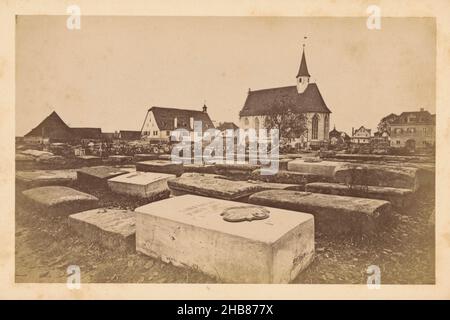 Il cimitero di San Giovanni a Norimberga, Johanniskirchhof (titolo sull'oggetto), Norimberga (titolo della serie sull'oggetto), anonimo, editore: Friedrich Bruckmann (menzionato sull'oggetto), Neurenberg, editore: München, 1863 - 1898, cartone, stampa albume, altezza 113 mm x larghezza 171 mm Foto Stock