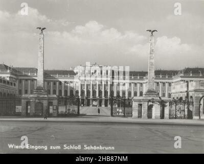 Vista di Schloss Schönbrunn a Vienna, Vienna, Eingang zum Schloß Schönbrunn (titolo sull'oggetto), anonima, Vienna, c.. 1950 - c. 1960, supporto fotografico, stampa in argento gelatina, altezza 62 mm x larghezza 82 mm Foto Stock