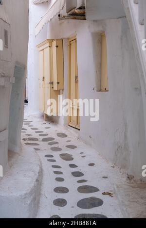 Isola di Mykonos, villaggio di Chora. CICLADI Grecia. Edifici imbiancati, vicolo di ciottoli, architettura tradizionale. Vacanze estive destinatio Foto Stock