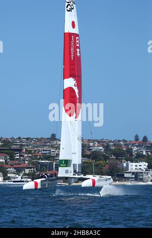 Sydney Harbour, Sydney, Australia. 17th Dic 2021. SailGP; team Japan, con skipper di Nathan Outteridge, in modalità di gara completa sul porto Credit: Action Plus Sports/Alamy Live News Foto Stock