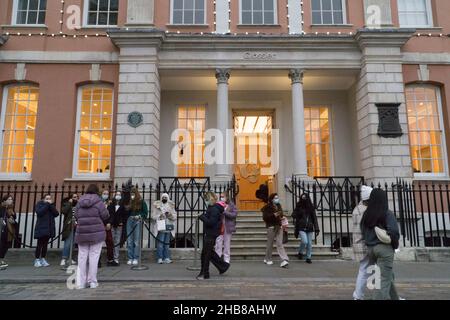 Londra, Regno Unito, 17 dicembre 2021: Covent Garden rimane occupato oggi nonostante le preoccupazioni per la rapida diffusione della variante omicron del coronavirus. Che tu stia facendo la fila per un make-up più glossato, guardando un concerto di giocolieri, fermandoti per un drink o semplicemente facendo shopping natalizio, le folle diurne continuano a venire. Anna Watson/Alamy Live News Foto Stock