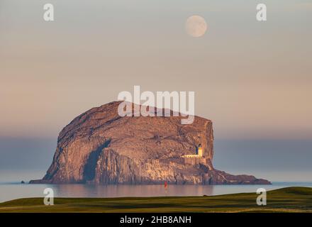 North Berwick, East Lothian, Scozia, UK, 17th dicembre 2021. UK Meteo: La luna piena sorge su Bass Rock. La luna piena di dicembre è chiamata "Luna fredda". Oggi è salito poco prima del tramonto Foto Stock