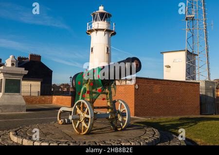 Papaveri drappati attraverso il cannone di Sebastopol a Hartlepool Headland, Inghilterra, Regno Unito, per commemorare il Rememberance Day Foto Stock