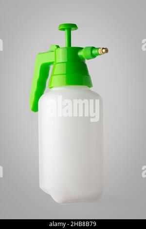 garden plant annaffiatura spray può mockup dima, bottiglia di plastica spray isolato su sfondo grigio neutro Foto Stock