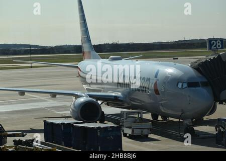 AEROPORTO INTERNAZIONALE DI AUSTIN-BERGSTROM, AUSTIN, TEXAS, USA - American Airlines 737 Jet siede sulla pista il 12 dicembre 2021. Foto Stock