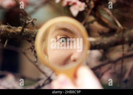 Occhio nel riflesso dello specchio Foto Stock