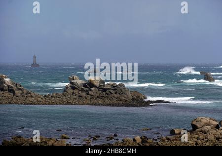 Porspoder (Bretagna, Francia nord-occidentale): Il Mar Iroise e la zona costiera “Cote des Legendes”. Sullo sfondo, a sinistra, il “phare du Fou Foto Stock