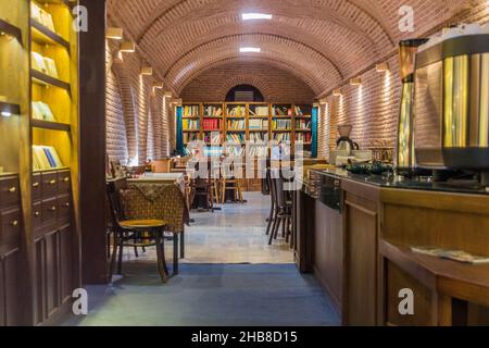 QAZVIN, IRAN - 5 APRILE 2018: Caffè in SA'd al-Saltaneh Caravanserai trasformato in bazar in Qazvin, Iran Foto Stock