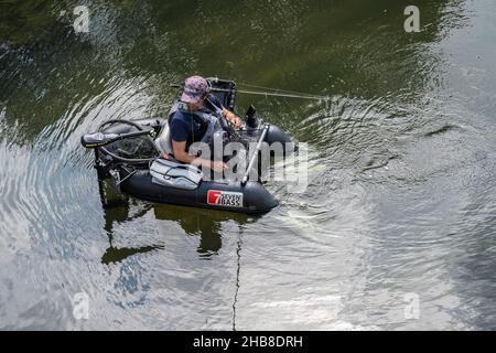 Montoire-sur-le-Loir (Francia nord-centrale): Pesca con canne galleggiante sul fiume Loir Foto Stock