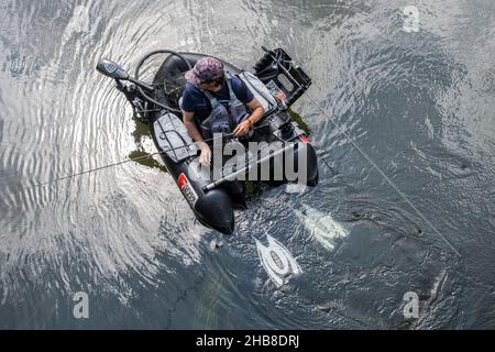 Montoire-sur-le-Loir (Francia nord-centrale): Pesca con canne galleggiante sul fiume Loir Foto Stock