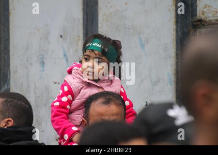 Gaza, Palestina. 17th Dic 2021. (INT) i sostenitori palestinesi di Hamas celebrano il 34th° anniversario. 17 dicembre 2021, città di Gaza, striscia di Gaza, territorio palestinese: I sostenitori palestinesi di Hamas prendono parte a un raduno che segna il 34th° anniversario della fondazione del movimento di Hamas, nella città di Gaza.Credit: ZUMA Press, Inc./Alamy Live News Foto Stock