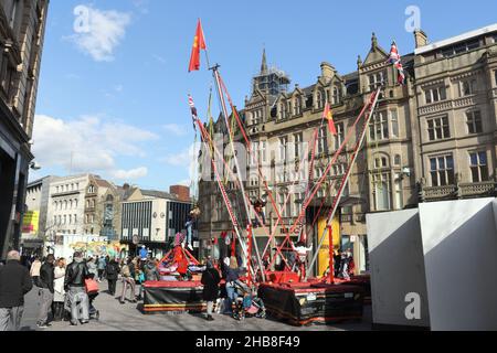 Funfair on Fargate nel centro di Sheffield, Inghilterra, Regno Unito, città britannica Foto Stock