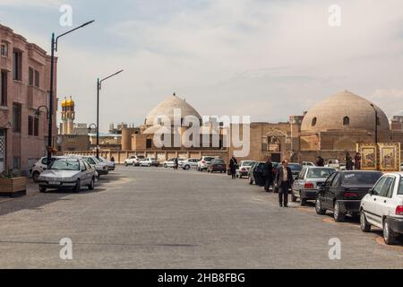 ARDABIL, IRAN - 10 APRILE 2018: Auto parcheggiate di fronte al santuario Sheikh Safi al-DIN Ardabili ad Ardabil, Iran Foto Stock